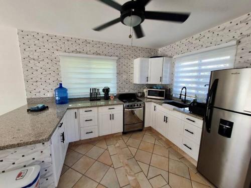 A kitchen or kitchenette at Lovely 1-Bedroom Condo with Pool, walking distance to the beach