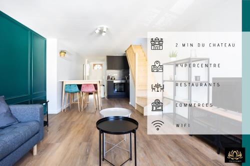 un petit salon avec un canapé et une table dans l'établissement Alvéo, à Fontainebleau