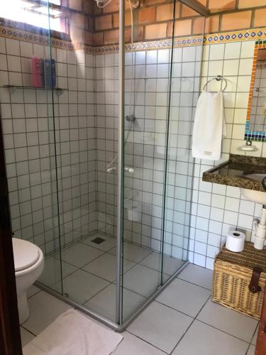 eine Glasdusche in einem Badezimmer mit Toilette in der Unterkunft Paraíso à beira mar, praia de Carapibús. Conde. João Pessoa in Conde