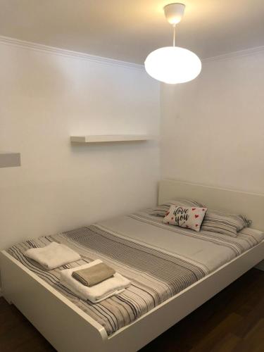 Łóżko w jasnym, białym pokoju w obiekcie Ocean Corner Belém w Lizbonie