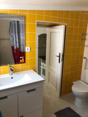 łazienka z białą umywalką i toaletą w obiekcie Ocean Corner Belém w Lizbonie