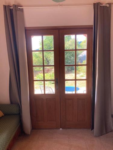 a pair of doors with windows in a room at Charmante maisonnette indépendante in Broye
