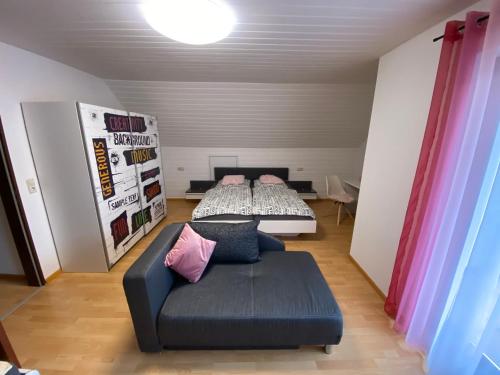 een woonkamer met een bank en 2 bedden bij Ferienwohnung Bad Säckingen ruhig und zentral in Bad Säckingen