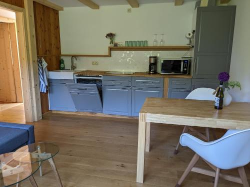 Η κουζίνα ή μικρή κουζίνα στο Ruhiges Ferienhaus am Waldrand mit Sauna und Kamin - Hellaberg II