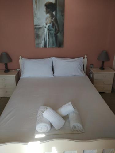 Кровать или кровати в номере Bousounis Apartments