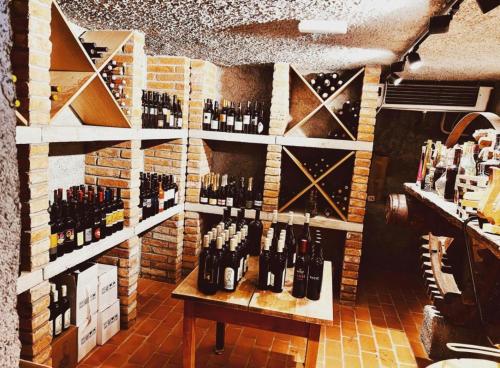 une salle remplie de nombreuses bouteilles de vin dans l'établissement OPA Resort, à Šmartno ob Paki