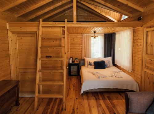 ein Schlafzimmer mit einem Bett in einer Holzhütte in der Unterkunft Sapanca Casamia Suit in Sapanca