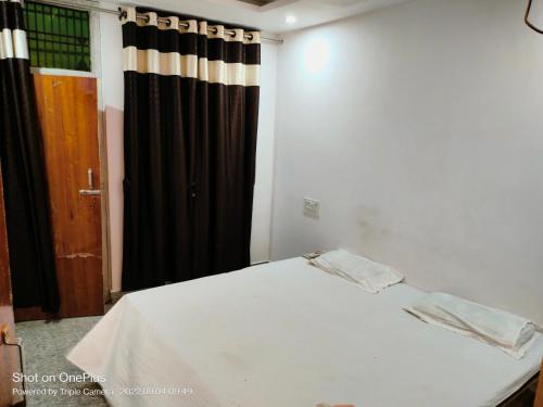 Ένα ή περισσότερα κρεβάτια σε δωμάτιο στο Hotel Ayodhya Palace