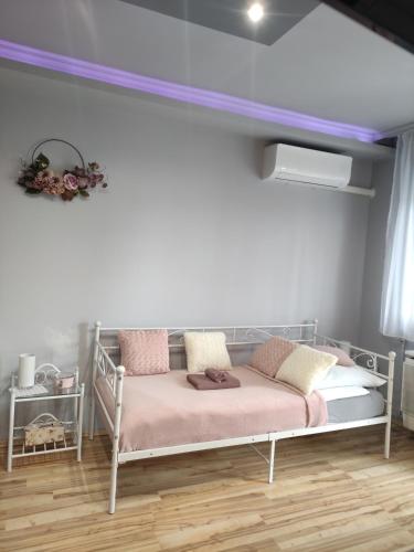 sypialnia z łóżkiem i fioletowym sufitem w obiekcie Sára Apartman Nyíregyháza w Nyíregyházie