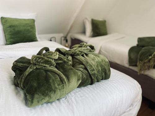a green blanket sitting on top of a bed at Ambiance in Hollum