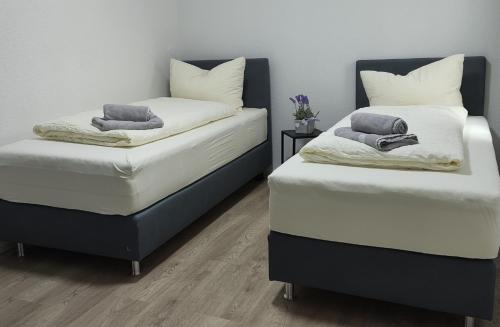 2 Betten nebeneinander in einem Zimmer in der Unterkunft 2 Zimmerwohnung in Bietingen in Gottmadingen