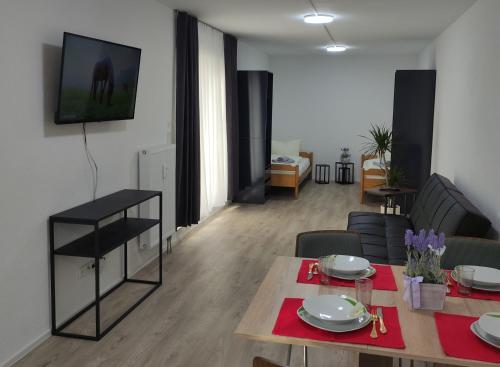 ein Wohnzimmer mit einem Esstisch und einem Wohnzimmer in der Unterkunft 2 Zimmerwohnung in Bietingen in Gottmadingen