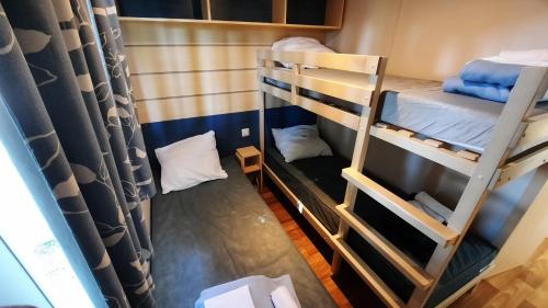 een kleine kamer met 2 stapelbedden bij Le Ried Camping To hapi in Boofzheim