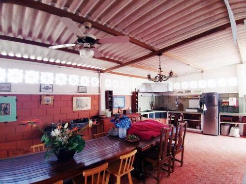 a large kitchen with a wooden table and chairs at Casa de la colina in Santa Elena