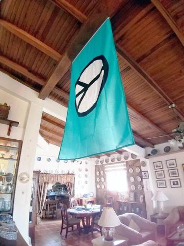a green flag hanging from the ceiling of a living room at Casa de la colina in Santa Elena