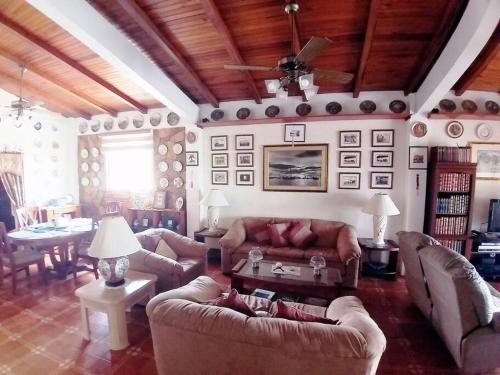 a living room with two couches and a table at Casa de la colina in Santa Elena
