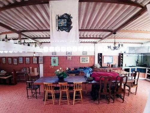 a large dining room with a table and chairs at Casa de la colina in Santa Elena