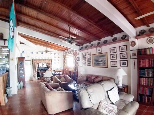 a living room with two couches and a table at Casa de la colina in Santa Elena