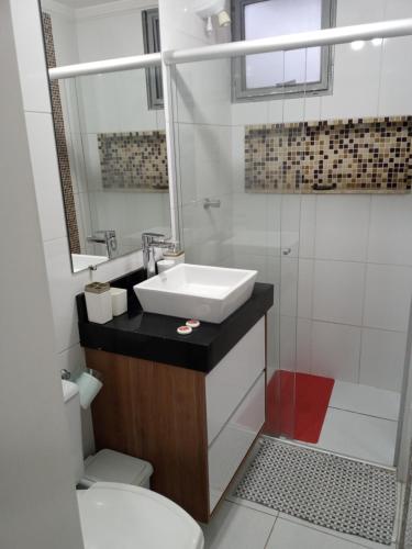 a bathroom with a sink and a toilet and a shower at Studio 15 - centro Campinas in Campinas