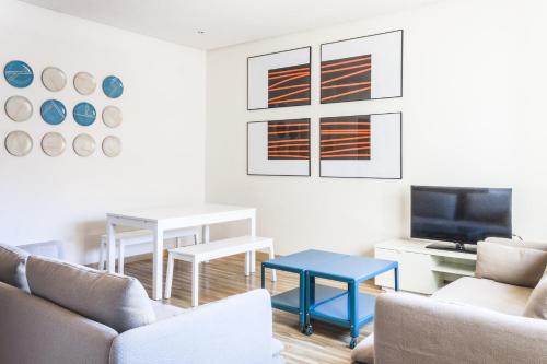 Μια τηλεόραση ή/και κέντρο ψυχαγωγίας στο Mola Suites