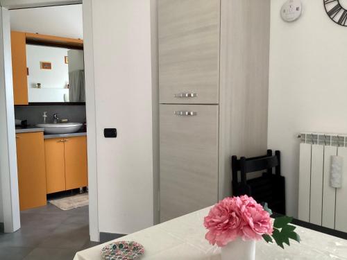 een kamer met een tafel en een vaas met een bloem bij Il nido di Pietro in Verano Brianza