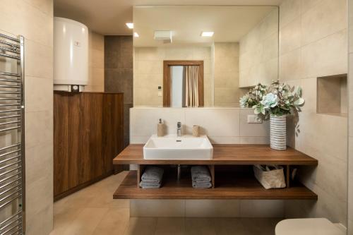 La salle de bains est pourvue d'un lavabo et d'un miroir. dans l'établissement Hillside Y41, à Dolný Kubín