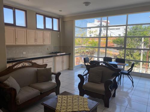 a living room with a couch and chairs and a table at Dpto Bolivar Hermoso, amplio y bien ubicado en la chura Tarija in Tarija