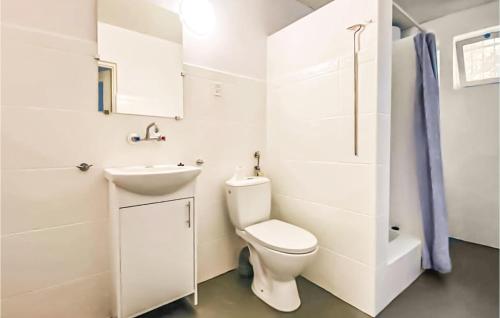 een witte badkamer met een toilet en een wastafel bij Lovely Home In Kamionki Male With Kitchen in Kamionki Małe