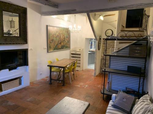 een woonkamer met een tafel en een eetkamer bij La Maison Rose in Caromb