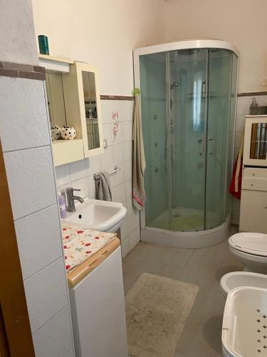 貝爾韋代雷的住宿－Villa aretusa，带淋浴、盥洗盆和卫生间的浴室