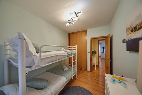 Cette chambre comprend 2 lits superposés et un couloir. dans l'établissement Vut Salvador Santiago, à Saint-Jacques-de-Compostelle