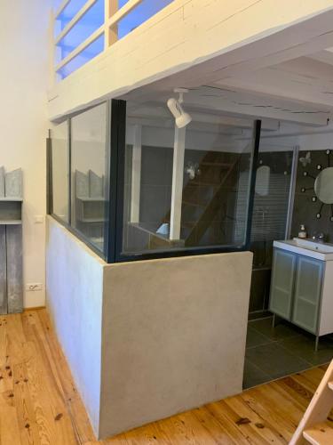 een uitzicht op een huis met een glazen wand bij La Maison Rose in Caromb