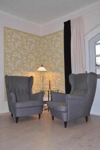 two chairs and a table in a living room at Wellness Pension Fulda Černý Důl in Cerny Dul