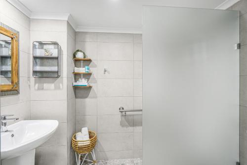 Ein Badezimmer in der Unterkunft Amaroo At Trinity