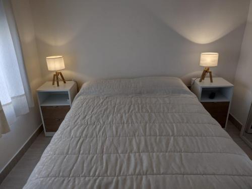 1 dormitorio con 1 cama con 2 mesitas de noche en Precioso departamento en Paraná. Zona Centro en Paraná