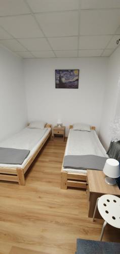 Säng eller sängar i ett rum på KOKON Noclegi Żuromin
