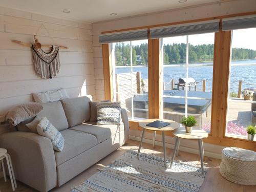 Ruang duduk di Stunning log cabin 45m2 on the shore of Kallavesi.