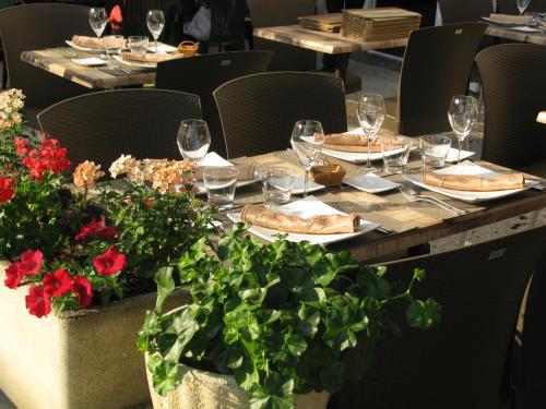 Restorāns vai citas vietas, kur ieturēt maltīti, naktsmītnē Logis Hôtel & Restaurant Le Saint Savinien