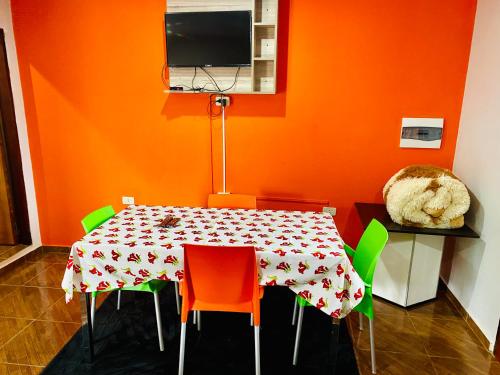 uma sala de jantar com uma mesa com cadeiras e uma televisão em SV Apart Hotel em Encarnación