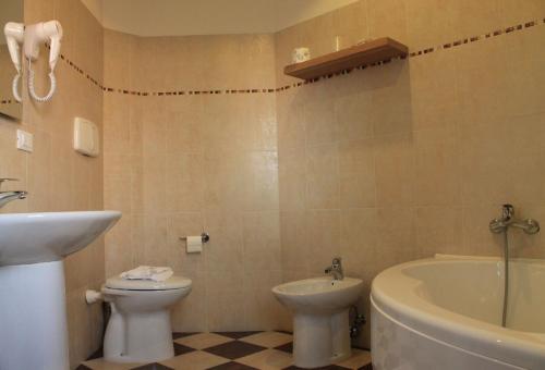 a bathroom with a sink and a toilet and a tub at Park Hotel Italia in Tezze sul Brenta
