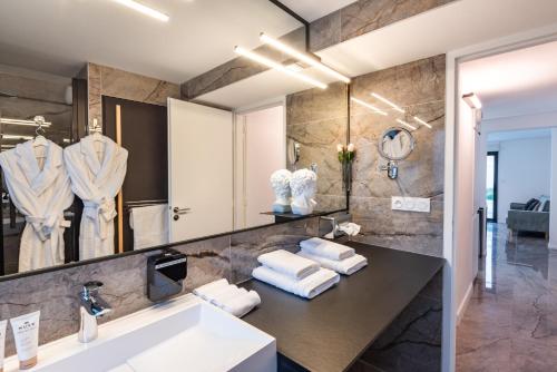 uma casa de banho com um lavatório e um espelho em MOYÏ em Basse-Goulaine
