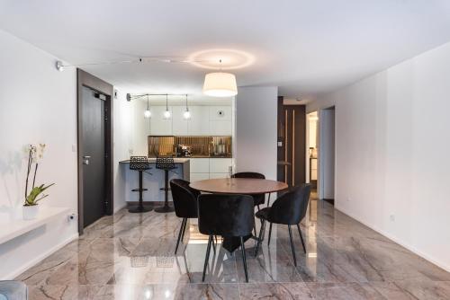 a dining room and kitchen with a table and chairs at MOYÏ in Basse-Goulaine