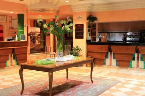 a table with a vase of flowers on it at Park Hotel Italia in Tezze sul Brenta