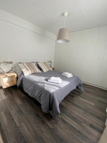 1 dormitorio con 1 cama con 2 toallas en AMPLIO Y LUMINOSO APART Cerca del CENTRO HISTORICO LM, en Valencia