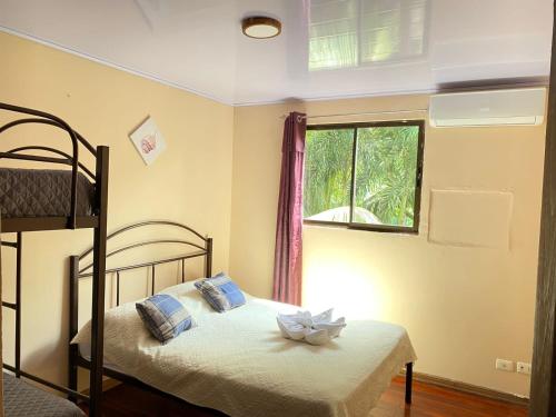ein Schlafzimmer mit einem Etagenbett und einem Fenster in der Unterkunft Hotel Beachfront Vista Hermosa in Jacó
