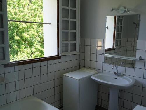 une salle de bain avec un lavabo et des toilettes et une fenêtre dans l'établissement Charmante maison au cœur du Périgord avec jardin clos, Wifi, garage, proche de la Dordogne et sites historiques - FR-1-616-42, au Buisson de Cadouin
