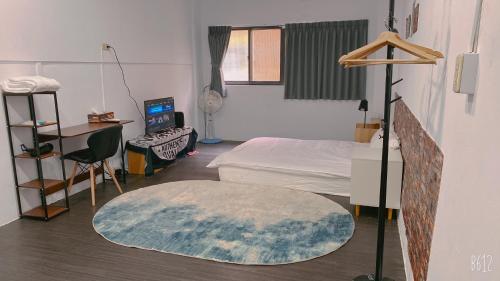 羅東鎮的住宿－Ck獨立房源公寓，卧室配有一张床,地板上铺有地毯
