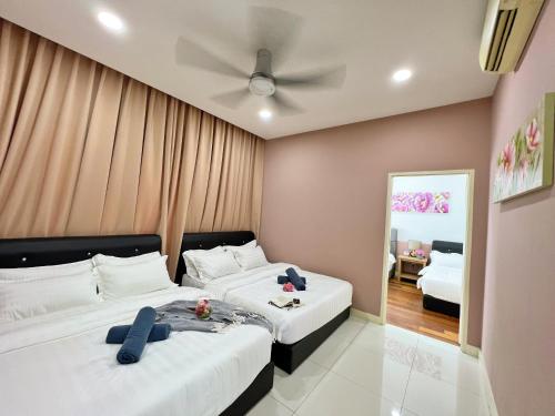a bedroom with two beds and a mirror at Maison life 小居屋 The Loft Imago in Kota Kinabalu