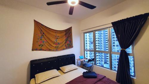 Ένα ή περισσότερα κρεβάτια σε δωμάτιο στο New Modern Condo with Pool at Bangi