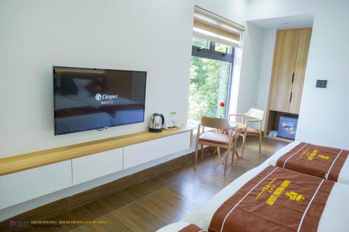 Телевизор и/или развлекательный центр в Khánh Phương Luxury